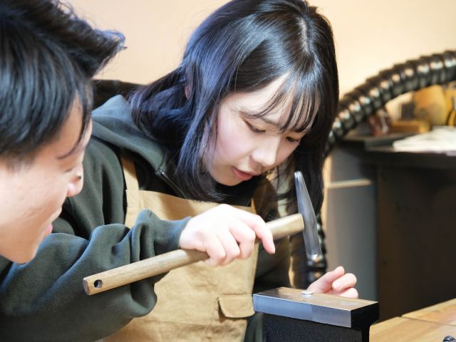 金槌で丁寧に叩いき、徐々に平らにしていきます。