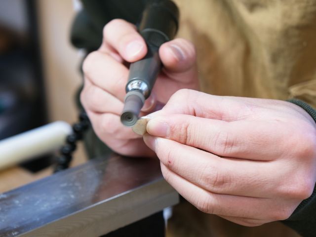 いよいよ、磨いていきます。表面などペンダントトップ全体を磨くことで輝きが出てきます。