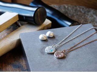 高品質純銀製で長く愛用できるペアペンダント♪お互いにペンダントを交換して作り合うのもオススメ!