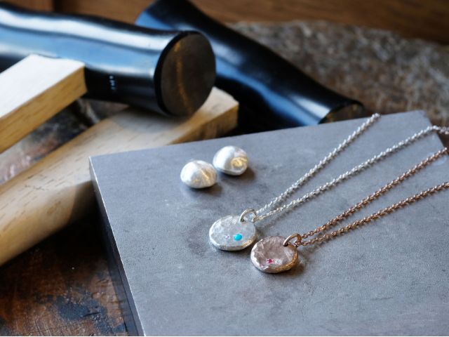 高品質純銀製で長く愛用できるペアペンダント♪お互いにペンダントを交換して作り合うのもオススメ!