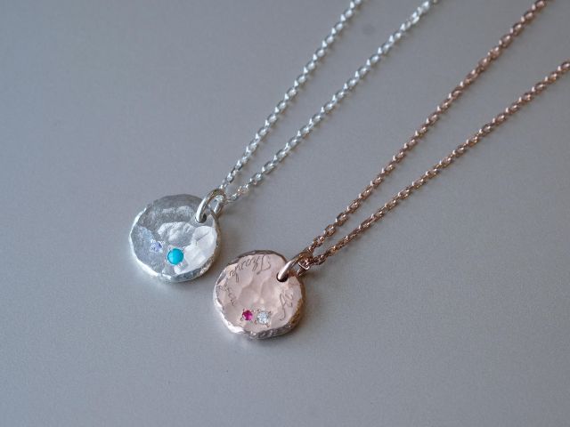 ペンダントは鏡面仕上げとアンティーク仕上げから選べます。その他にも文字や宝石などオプションを入れることでお二人だけの特別なペアペンダントがお作りできます♪