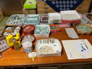 シーグラスの材料と作業テーブル