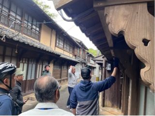 地元ガイドと共に、屋内外、歴史的建物や島の歴史の説明を受けながら、散策頂きます。 特に屋内は、ガイドと共にでないとなかなか見学できない貴重な体験です。