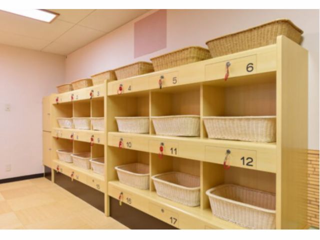 各ラックに鍵付きの小物入れを設置しております。