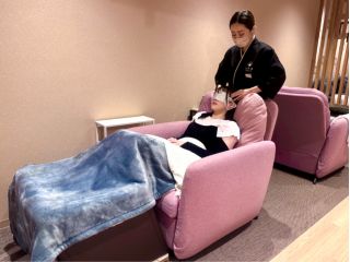 酵素足湯とヘッドスパ同時に施術できる新感覚サロン東京浅草駅前店♪肩首マッサージも付いてます。最高のご褒美です。ぜひお試しに来てください。