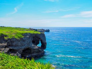 万座毛のお昼ごろの画像「光で海が眩しい」 万座毛は季節時間で様々な絶景が見れます。