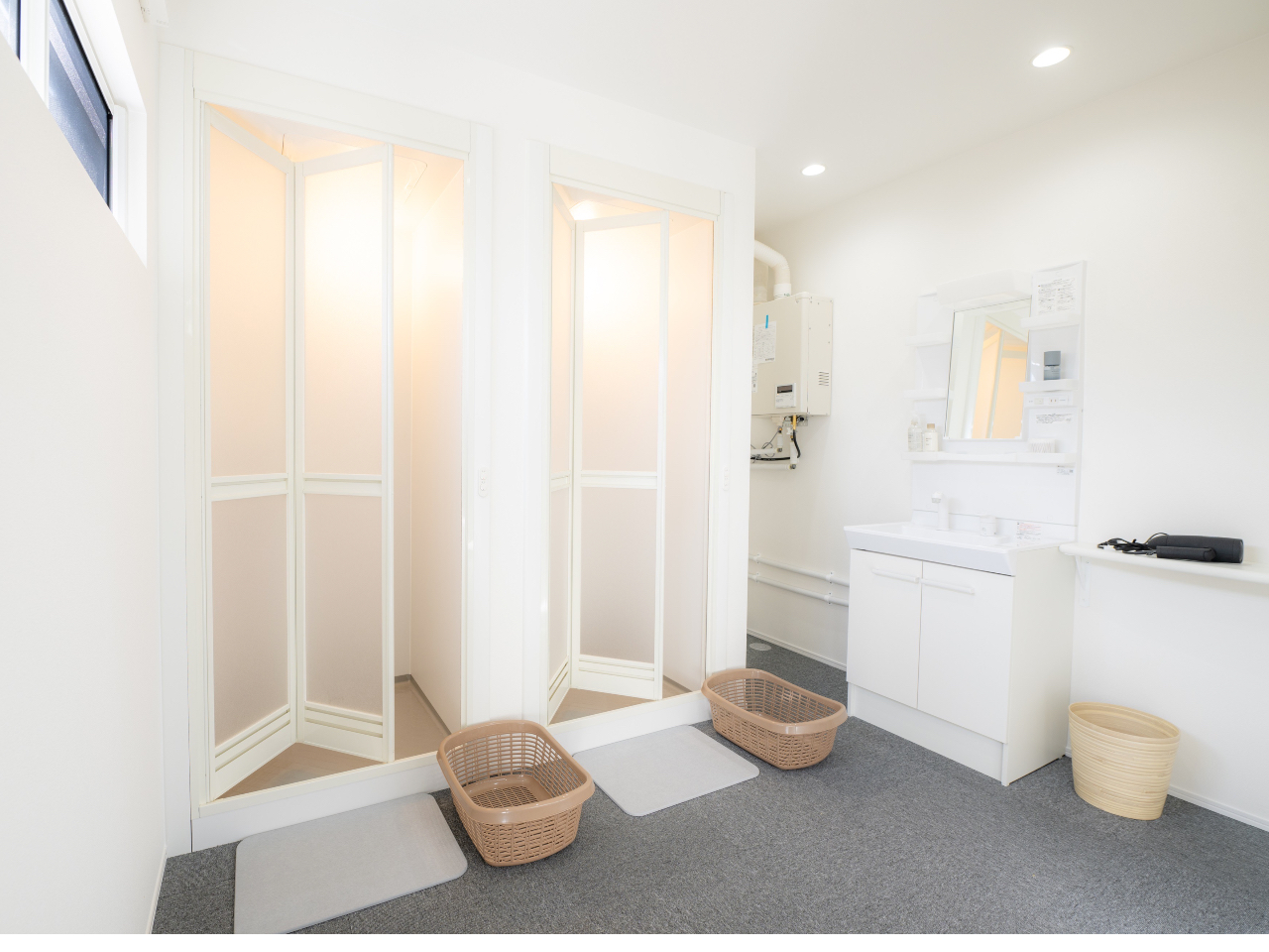 男女別更衣室、シャワー完備。シャンプー、トリートメント、ボディソープ、メイク落とし、洗顔設置しています。手ぶらでご利用できます。