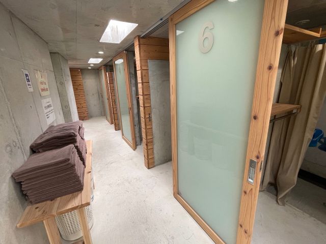 シャワーとパウダールームはお店の近くに