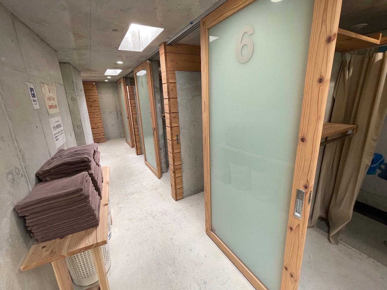 シャワーと更衣室もお店の近くに