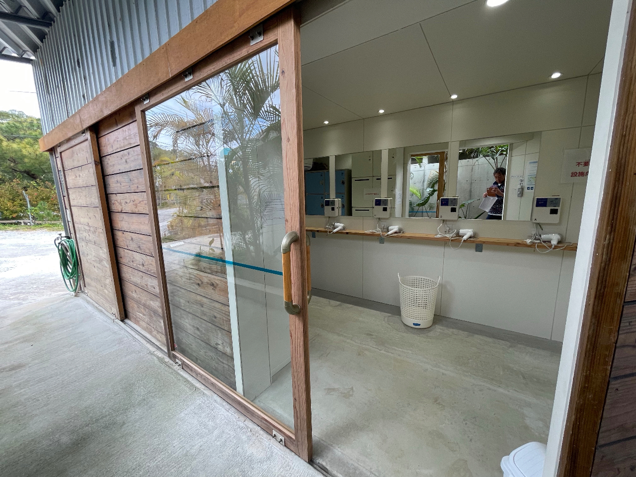 パウダールームとシャワーはお店の近くに