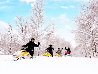 白銀の森の中、スノーモービルが勢いよく走り抜ける。ライダーたちは、アップダウンのある林道を楽しみながら、スピードと自然の美しさを満喫できます!