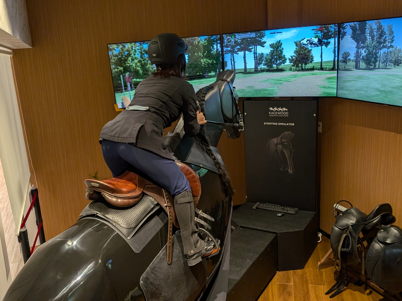 大阪府大阪市】KITTE大阪で乗馬？！馬散歩体験 屋内なので涼しいです