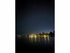 非日常的な夜の海へ