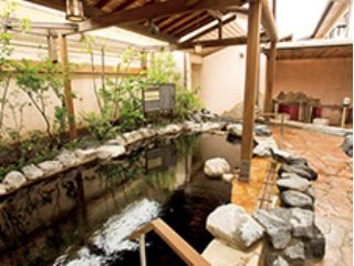 本格的な石造りの露天風呂には、褐色の天然温泉が贅沢に横たわっています。大きな壺も、独り占めできる贅沢な時間をお過ごしください。