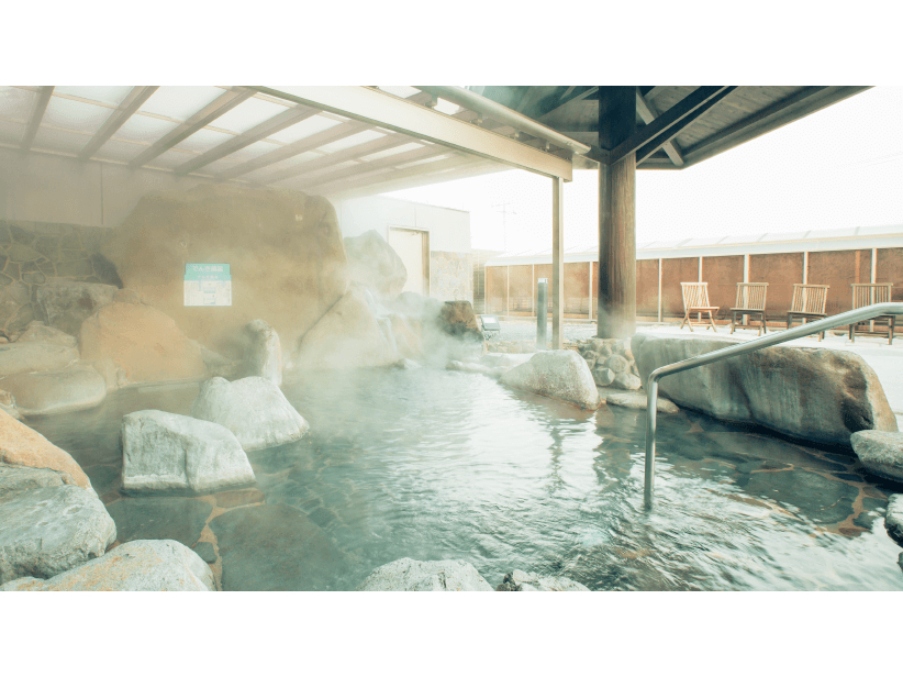 【和風浴場】趣のある岩風呂の露天風呂です。