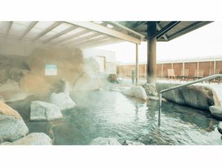 【和風浴場】趣のある岩風呂の露天風呂です。