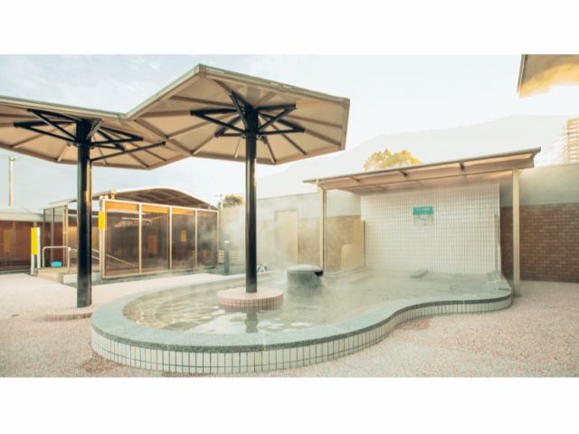 【洋風浴場】空を見ながらくつろげる開放的な露天風呂。