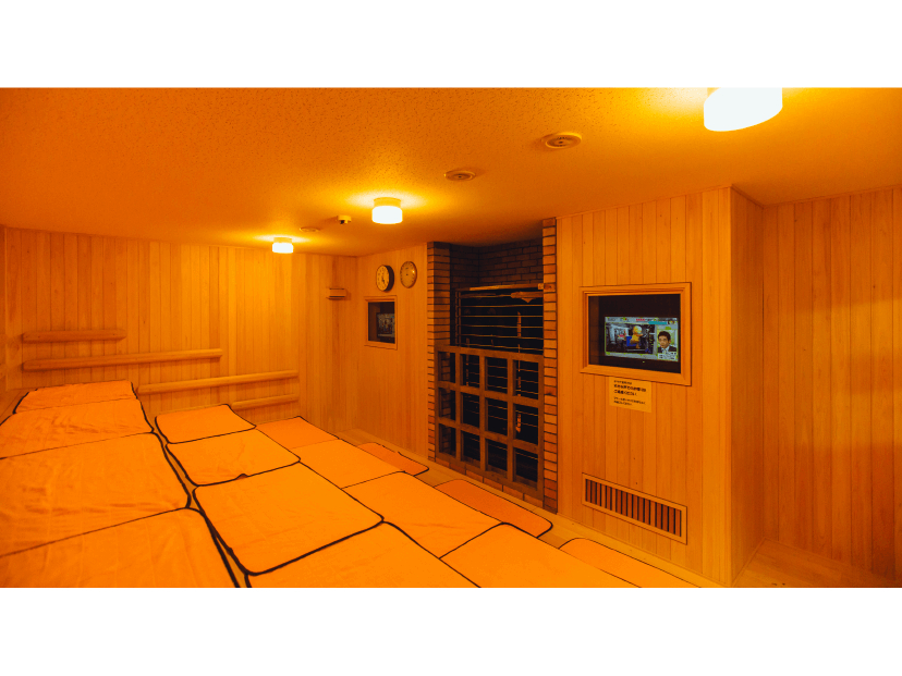 【洋風浴場】遠赤外線サウナ(洋風側) 室温75度前後。湿度をコントロールすることで、 心地よく発汗できます。