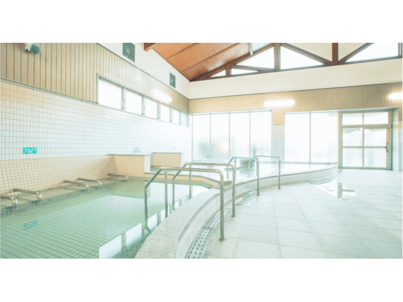 【洋風浴場】明るい色合いの洋風大浴場。マイナスイオンを発生 させる「バイタル還元湯」もあります。