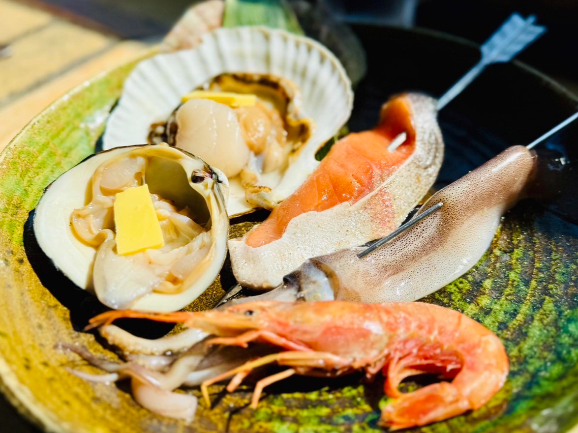 北海道の海の幸をこれでもかと堪能できる「海戦炭焼きセット」!ホタテ・ホッキ貝はバター醤油で食べるとほっぺが落ちるほど美味しいです♪エビ・イカ・酒も焼きたては絶品