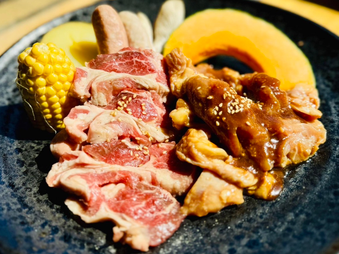 北海道といえばラム!とりみそや3種類のソーセージも一緒に堪能できる「大地の炭焼きセット」!当店オリジナルの焼肉のタレをつけて、熱々のご飯とお召し上がりください!