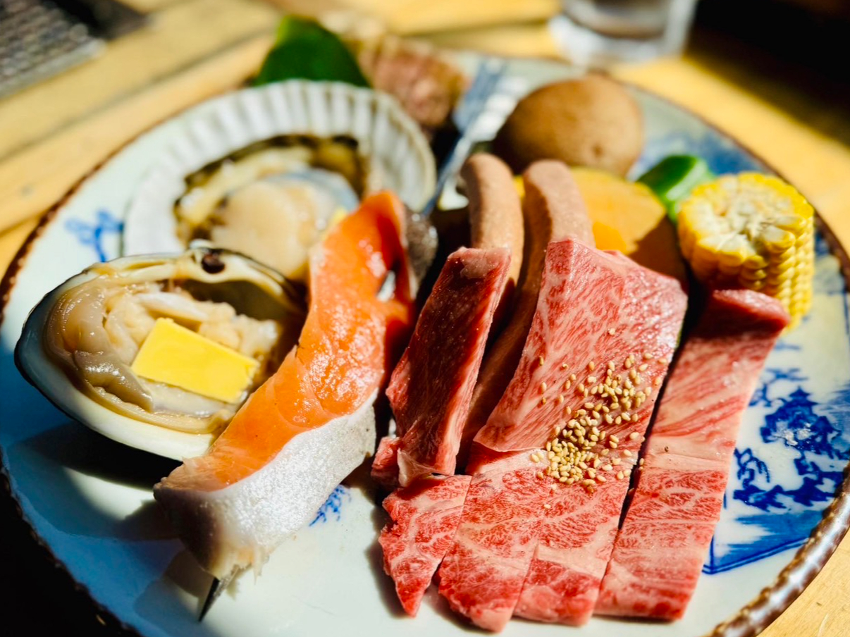 当店1番人気の「海山炭焼きセット」!北海道の海鮮とお肉の両方を1皿で堪能できます♪北のランプ亭に来たならぜひ食べてほしい炭焼きセットです!