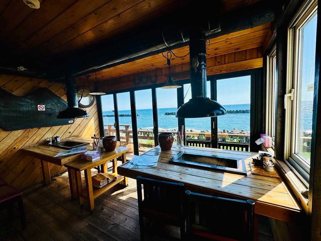 多くのお客様にご好評をいただいている、目の前に海が広がるテラス席です♪ 海を眺めながら食べる海鮮やお肉は格段に美味しく感じられること間違いナシ!