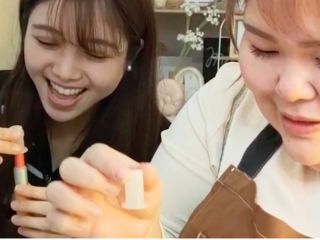 楽しそうにリップ作りを体験していただいております!