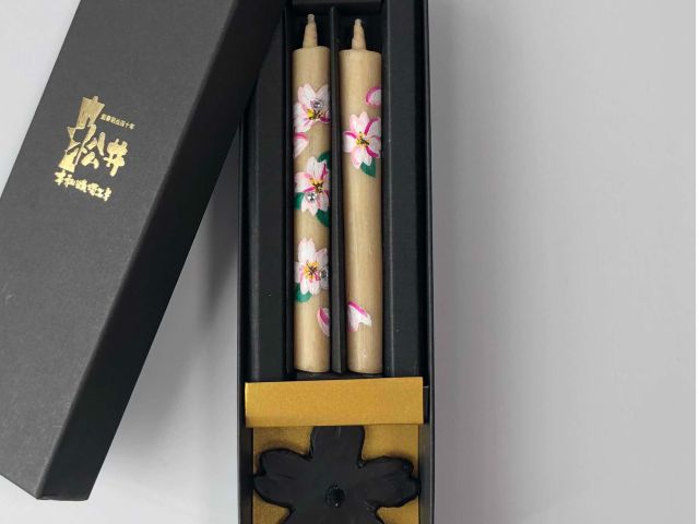 こちらの黒箱に鉄燭台と絵ろうそくを入れてお持ち帰りできます。こちらの画像を異なり、仕切りはありません(イメージ画像)。