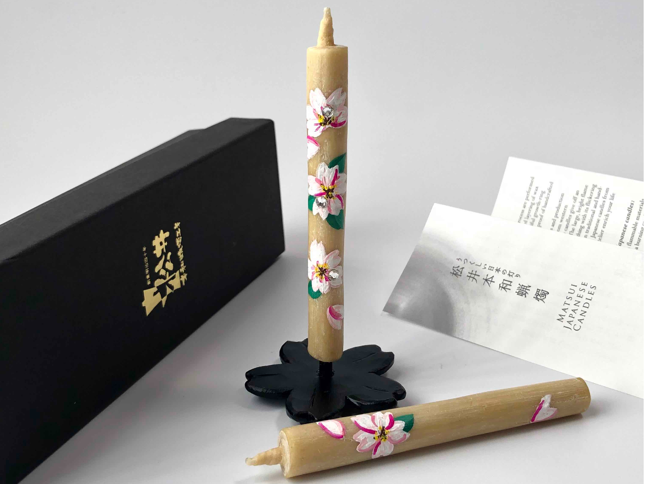 2本に描くことができ(イメージ画像)、鉄燭台は3種類から選べます。日本語・英語の説明書付き。