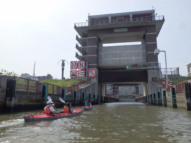 川には信号があるんです。青になるのを待って、いざ水門へ!!