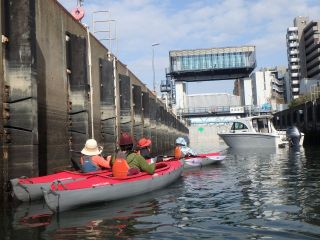 パナマ運河を思わせるような、水門に入っての水位調整が味わえます。こんな体験ができちゃうんだ〜っとビックリ体験です。