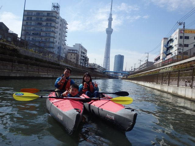 スカイツリーの全景を水面から眺める特別な景色です。