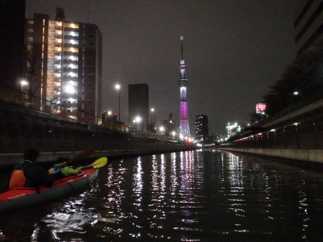 ライトアップしたスカイツリーを水面から眺めよう!水面にも映ってる!?