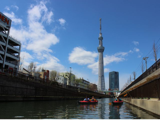 都会にいながら貸切のような気分が味わえるのも「都会で楽しむカヌーツアー」の醍醐味。