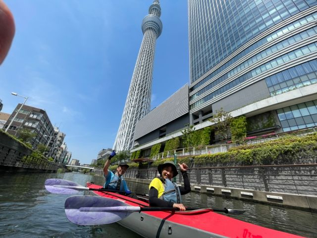 笑顔で漕いだ先は、誰よりも下から見上げられる圧巻の景色!スカイツリーの大きさにビックリするのと同時に、達成感も味わえます!