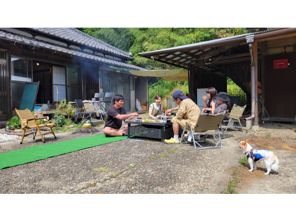 地面に座ってバーベキューも可能です。