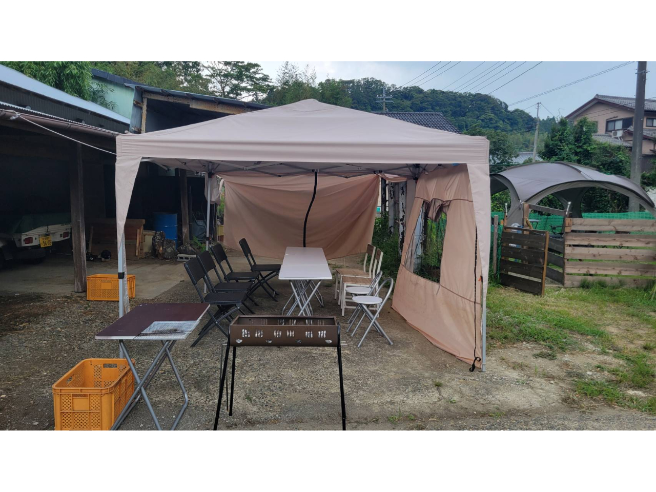 雨が降ってもタープと屋根があるので安心して楽しめます。