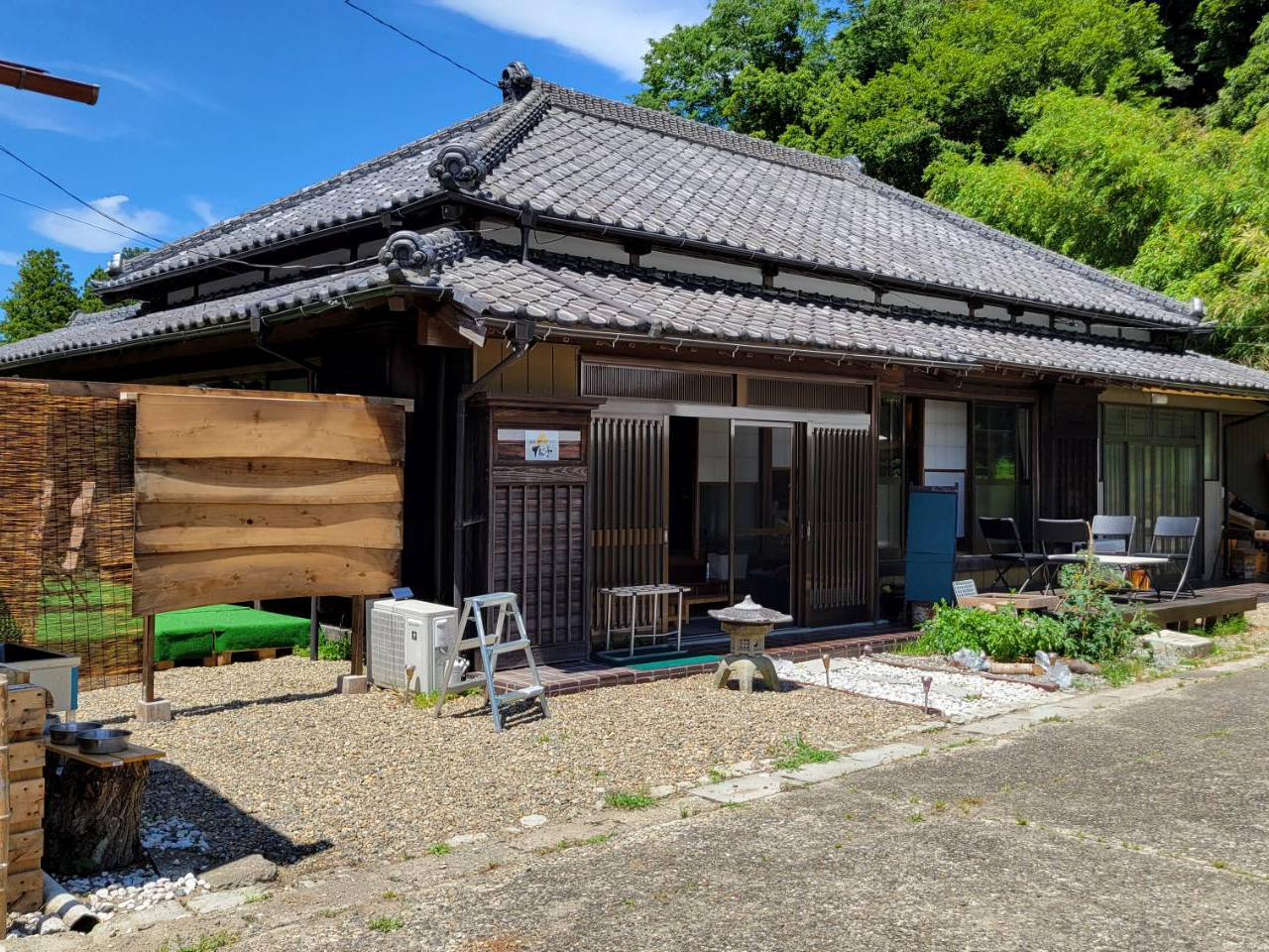 古民家カフェ棟で受付となります。