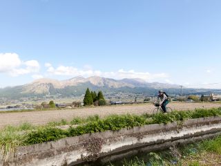 水路の脇道を走りながら阿蘇山の絶景が広がります
