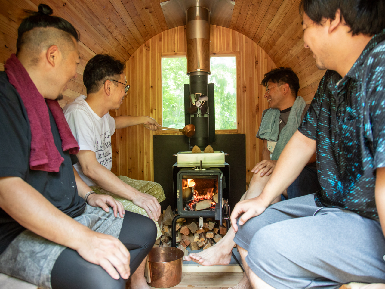 サウナを体験している様子