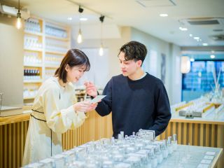 店内に並ぶ数十の香りからお好きな香りを複数選びその場で調合、お客さまだけの世界に一つの特別な香りをつくります。