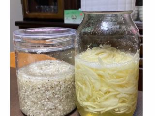 玉ねぎの麹(左)と玉ねぎのシロップ(右)