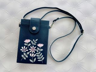 図案はあるので、絵心は不要!スマホショルダーの色に合わせて、絵の具の色は変更できます。見本はネイビーを使用。