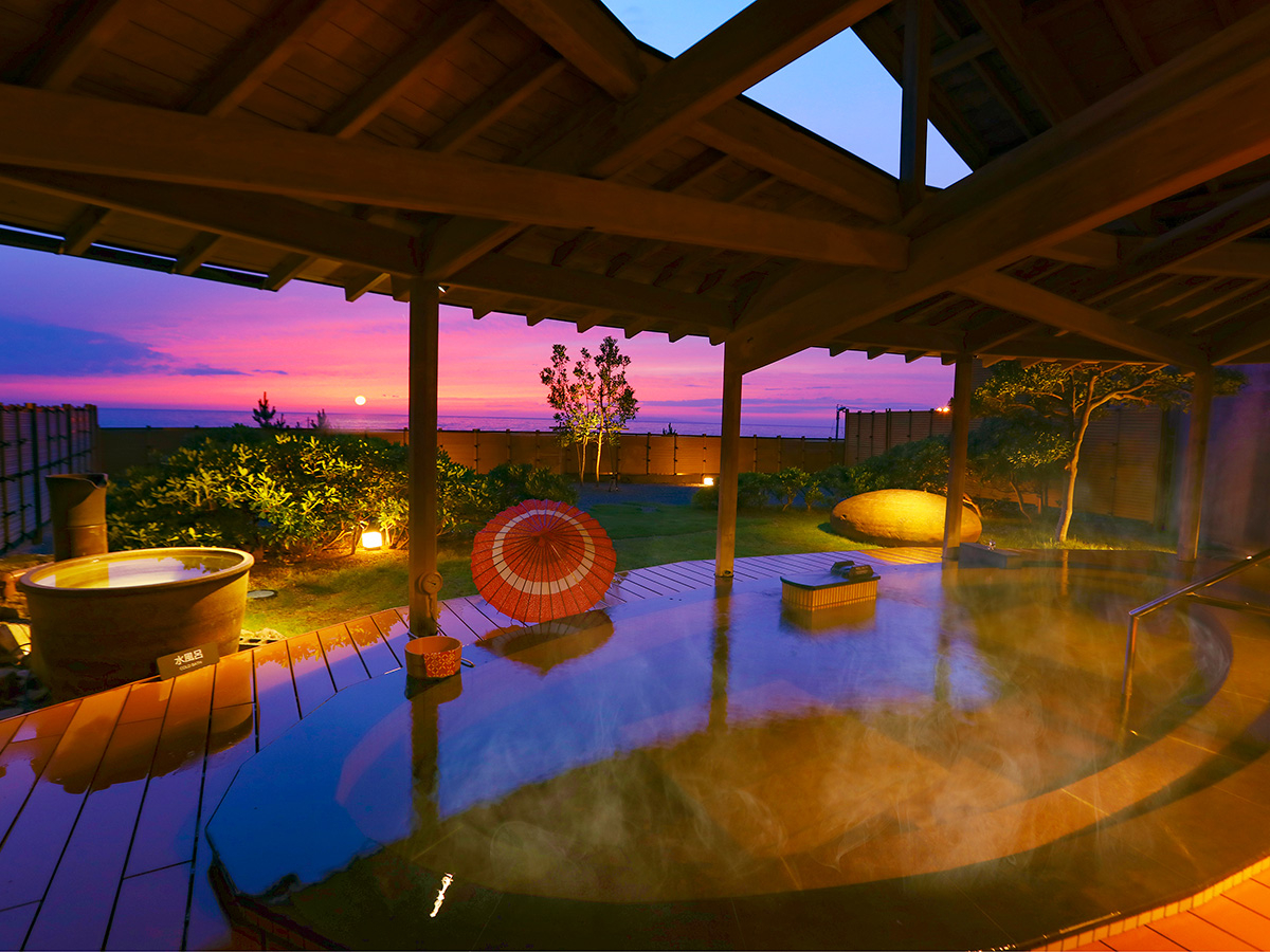 瀬波温泉×日帰り入浴×夕食バイキング】美しい夕日に染まる海岸を望む