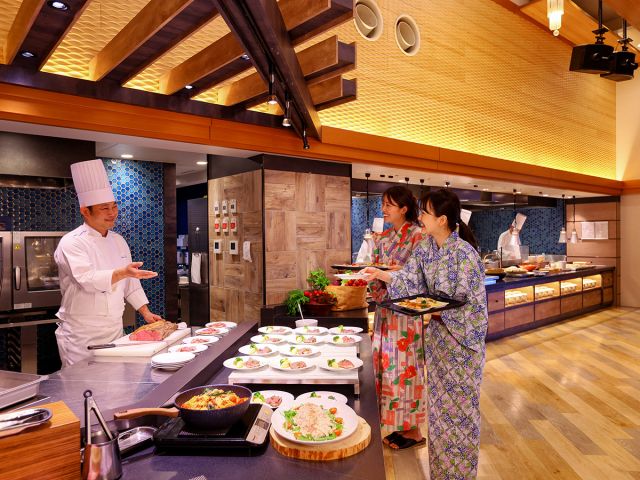 こちらのお客様の目の前で調理するライブキッチンでは、できたてをご用意しています♪