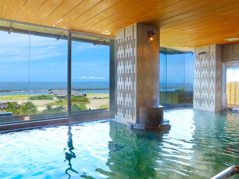 開放感がありゆったりとくつろげる内湯で心も体もリフレッシュ♪日本海の眺めをパノラマサイズで楽しみながら、体の芯から温まることができます♪