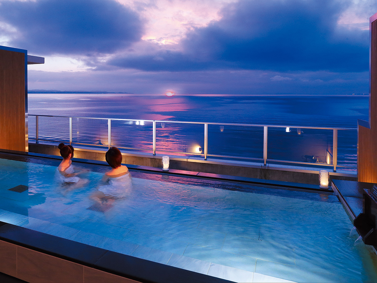 こちらは、夕暮れ時の露天風呂です♪