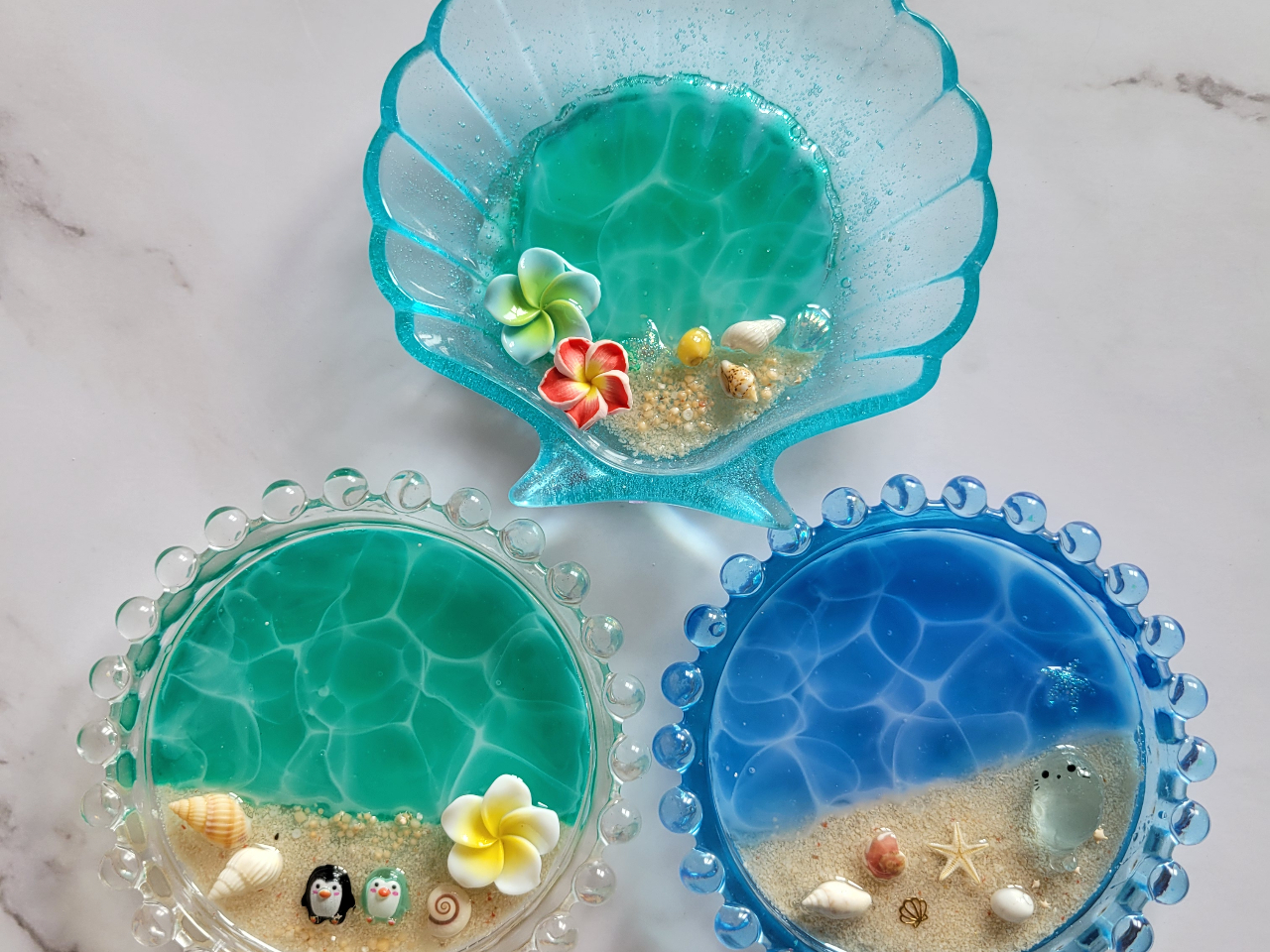 UVレジンで簡単コースター作り!レジンが初めての人でも簡単に作れてその日にお持ち帰りできます。自分だけの海を作ってみませんか?