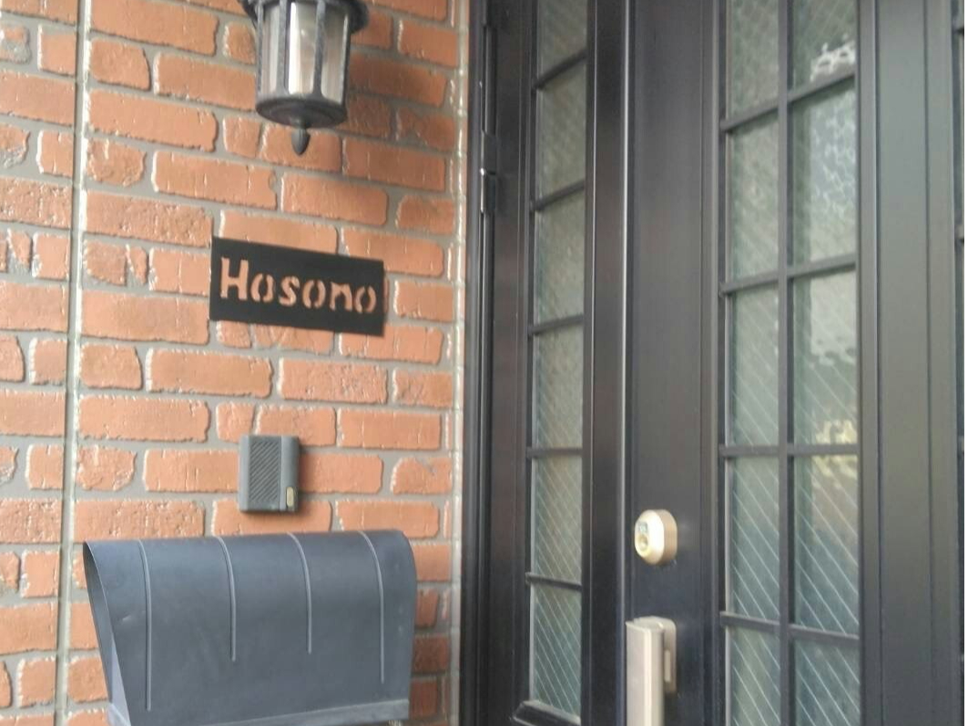 実際に玄関に貼ることができます。ご希望の方には壁面用両面テープのご案内も致しますね。